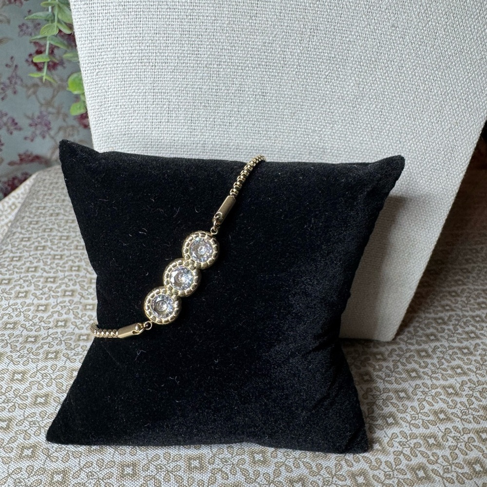 Elegant Gold Bracelet with Crystal Accents